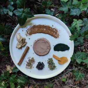 Poudre de cacao cru pour boisson : Sucre de canne complet, spiruline, ortie, cannelle, gingembre, cardamome, curcuma, muscade et poivre noir - 150g